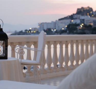 The Blue Bar, also a restaurant option