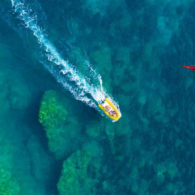 Zodiac und Kayak an der Costa Brava
