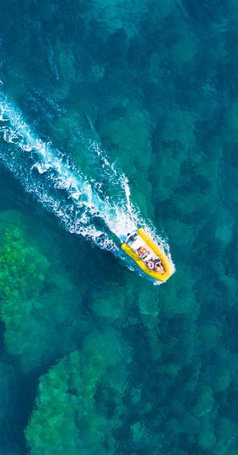 Zodiac und Kayak an der Costa Brava