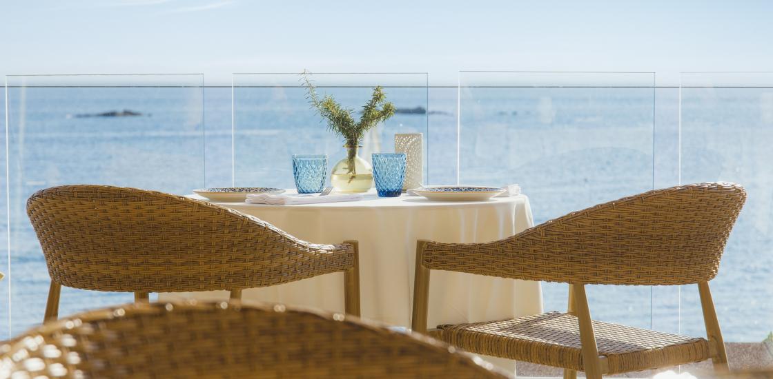 Tisch mit Blick auf die Terrasse von Els Brancs