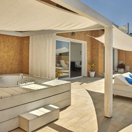 Suite Penthouse con vista mar y bañera hidromasaje exterior en la terraza de 120 m2