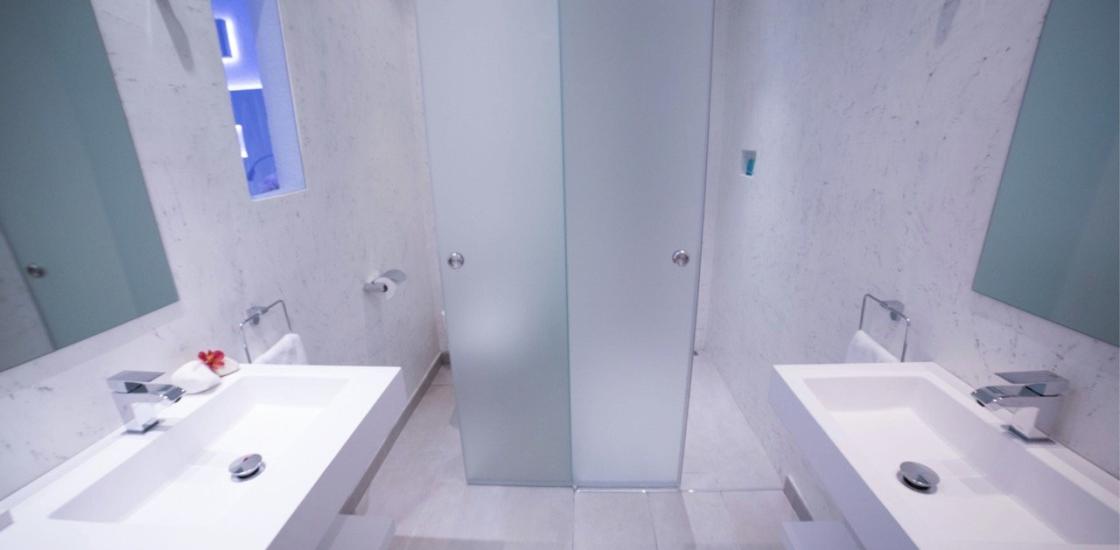 Salle de bain de chambre double sans vue