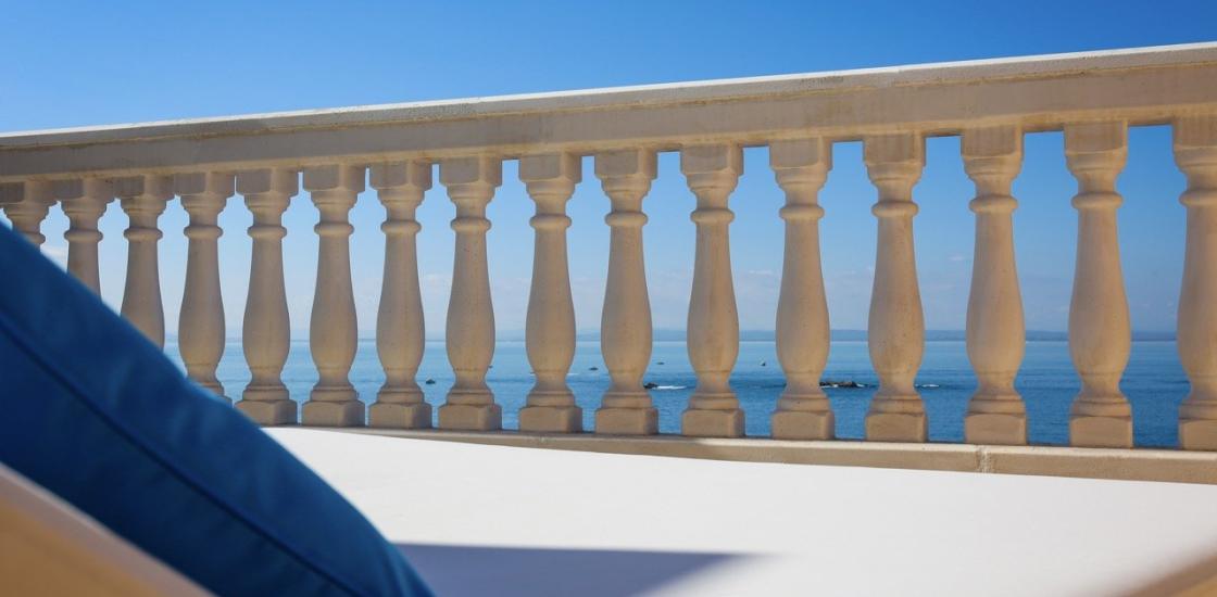 terrassa amb vistes al mar des de les suites del àtic