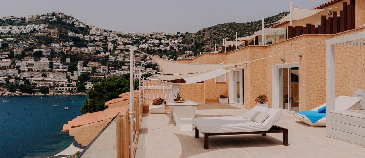 Penthouse Suite with panoramic view and outdoor Jacuzzi