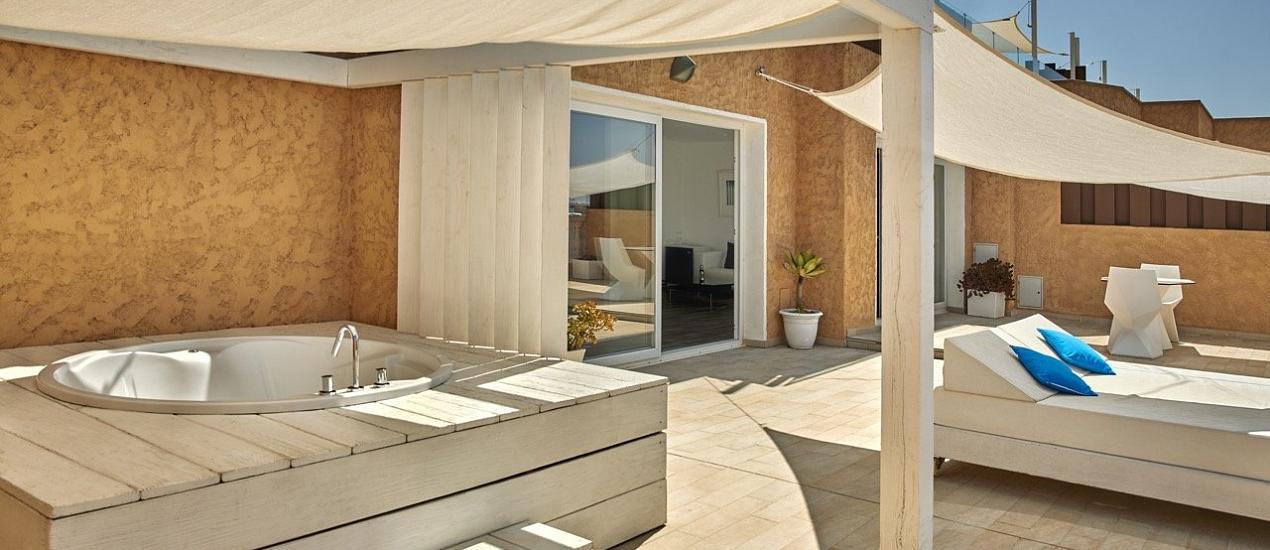 Sea view Penthouse Suite with outdoor hottub