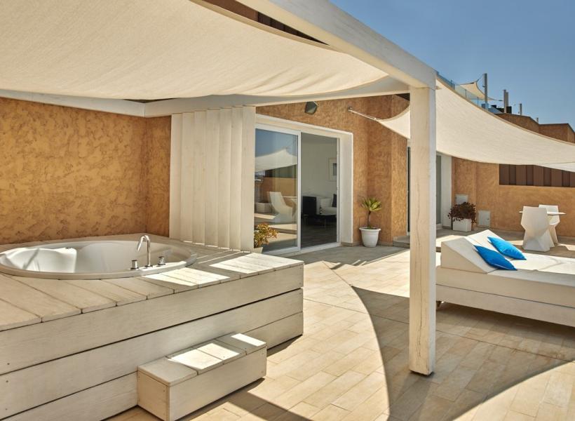 Suite Penthouse con vista mar y bañera hidromasaje exterior en la terraza de 120 m2