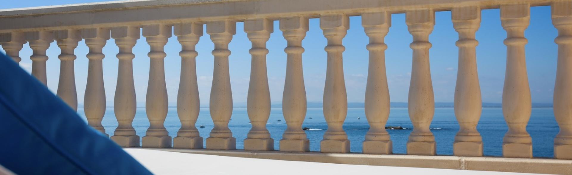 terraza con vistas al mar desde las suites Penthouse