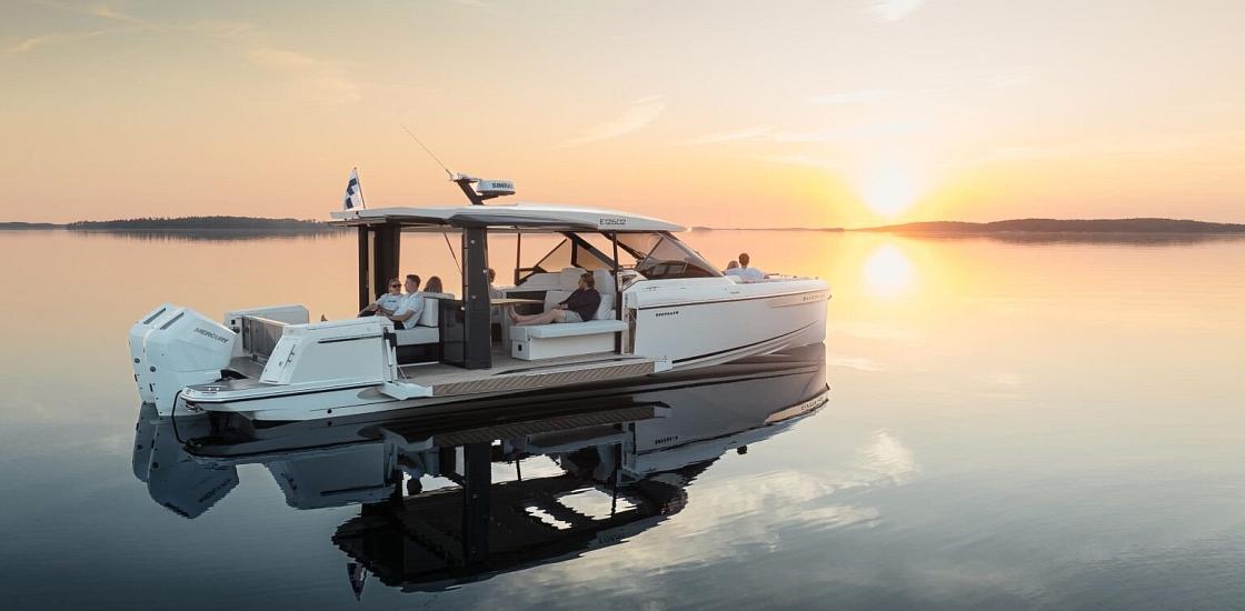 Excursión privada en barco al atardecer con experiencia gastronómica y baño nocturno