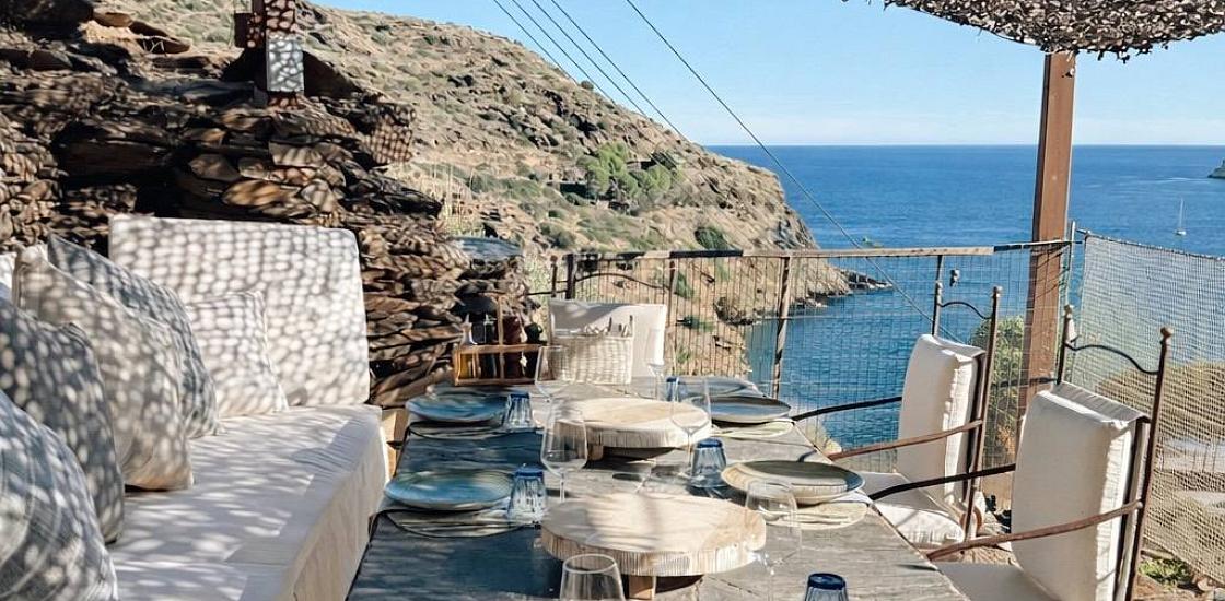 Excursión privada en barco al atardecer con experiencia gastronómica y baño nocturno