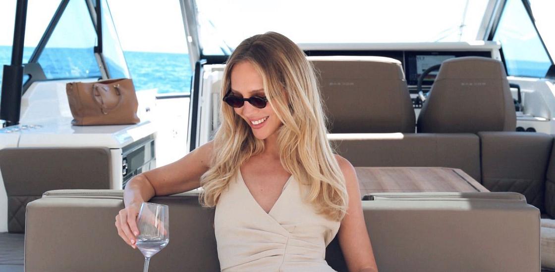 Excursión privada en barco al atardecer con experiencia gastronómica y baño nocturno