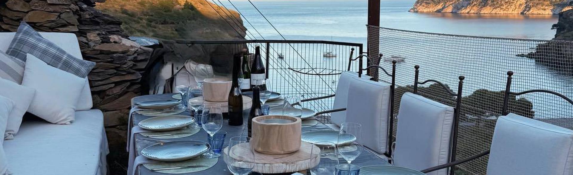 Excursión privada en barco al atardecer con experiencia gastronómica y baño nocturno