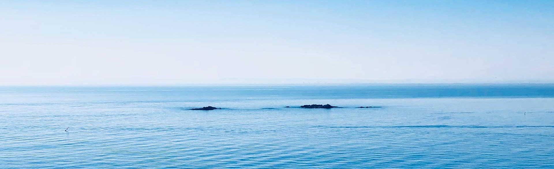Мирный вид на море с островами Элс Брансс